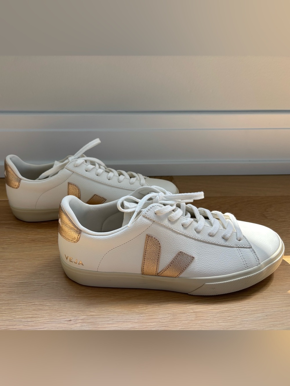 Veja Esplar Logo Leather Low-Top Sneakers